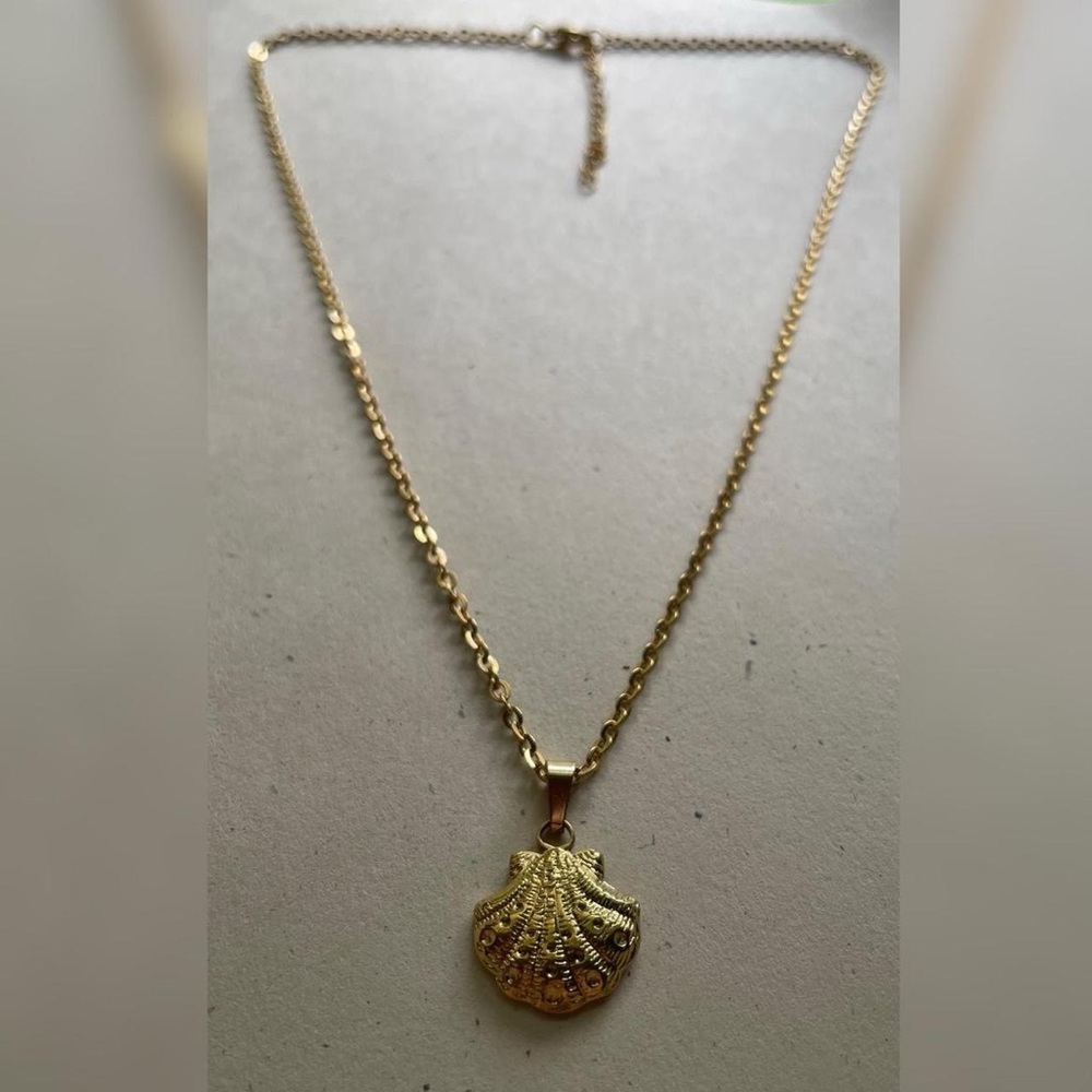 Gold Shell Pendant Necklace - Picture 3 of 5